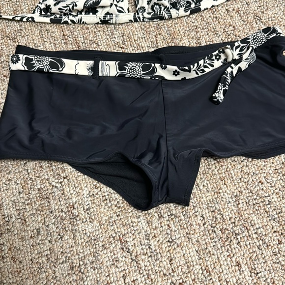 Arizona Jean company, black-and-white floral swimsuit with boy short - Picture 3 of 6